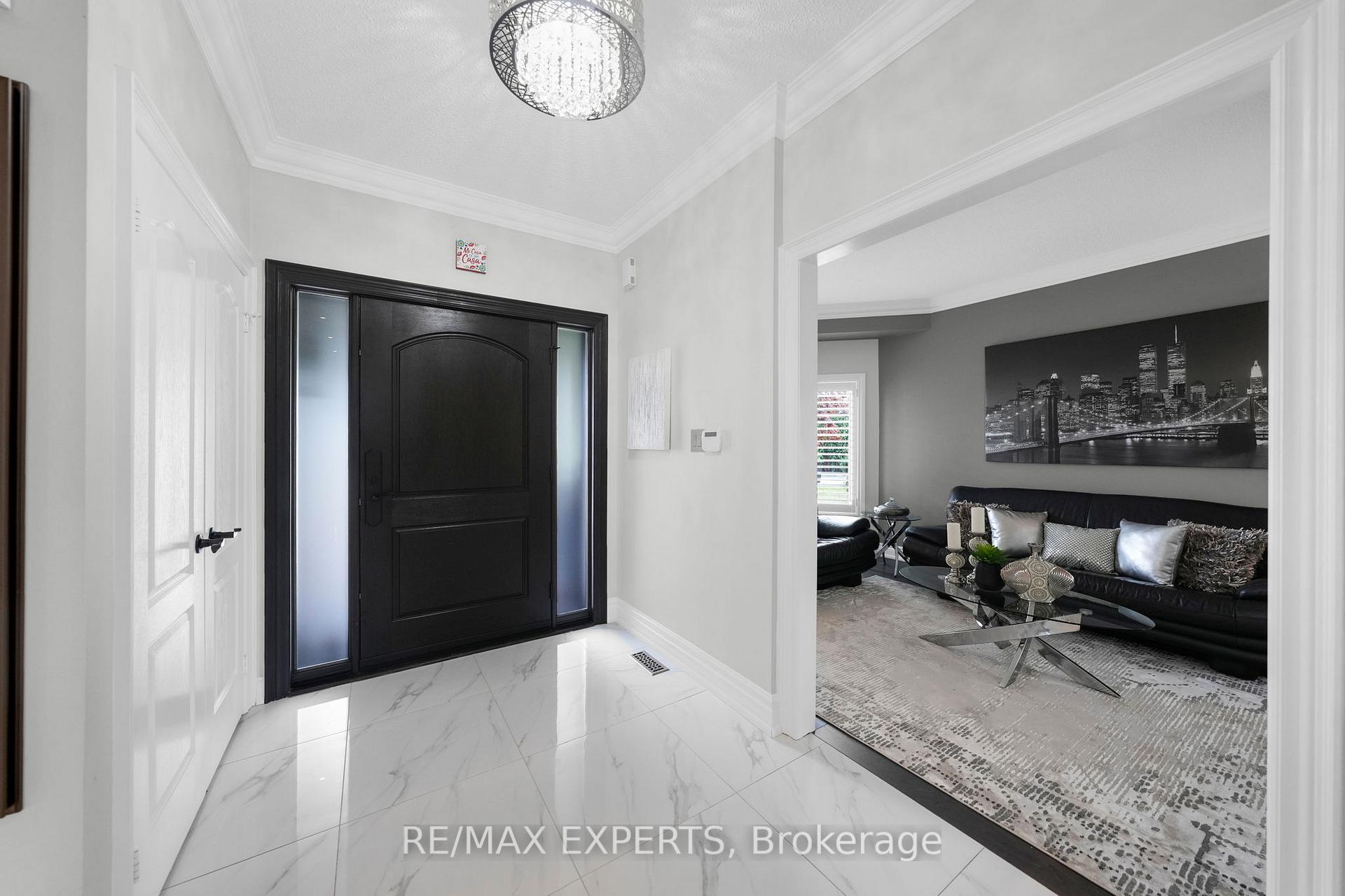 Photo 5 of 48 Curtiss Court, Vaughan, Maple — HOMEH