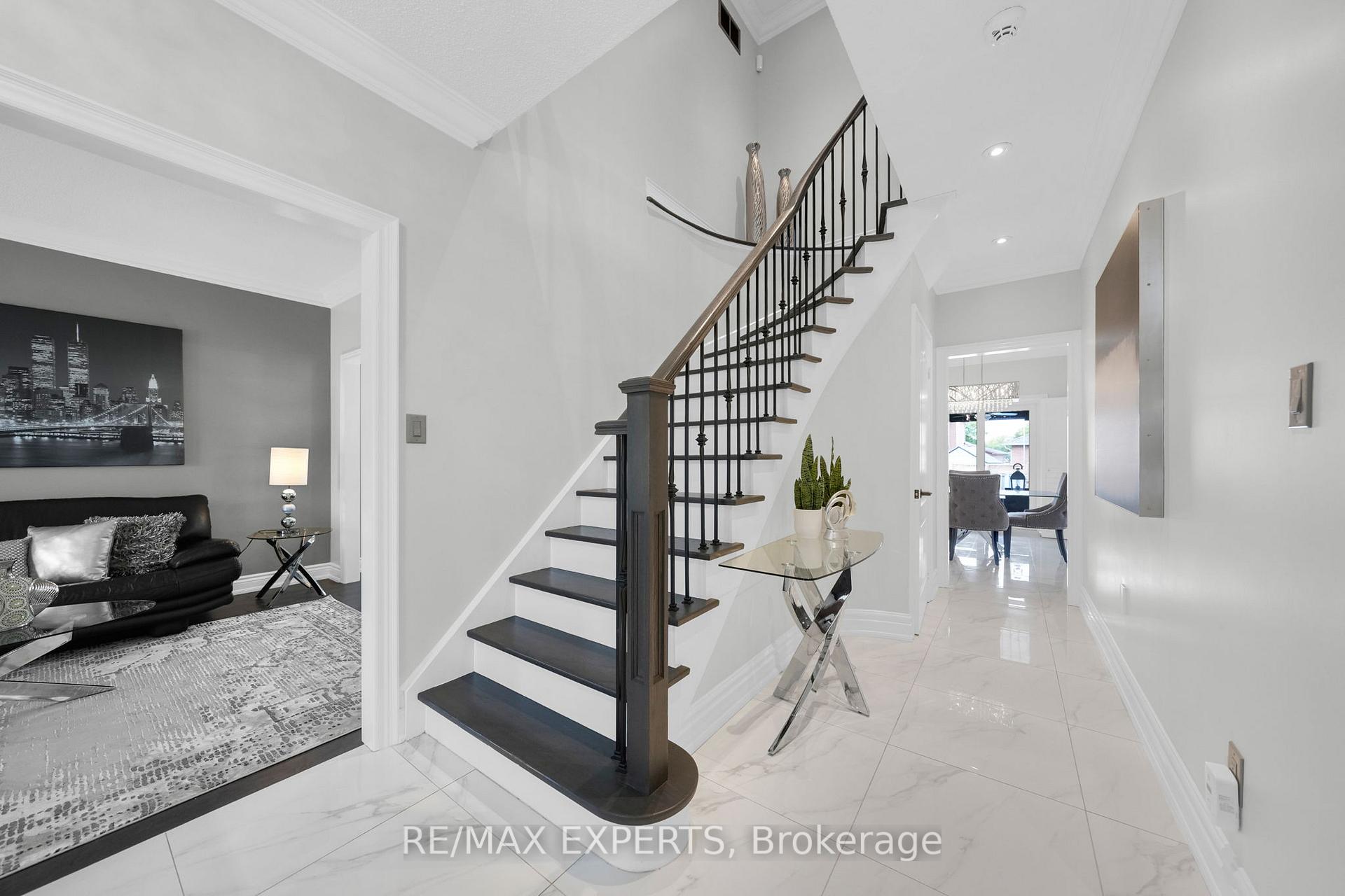 Photo 7 of 48 Curtiss Court, Vaughan, Maple — HOMEH