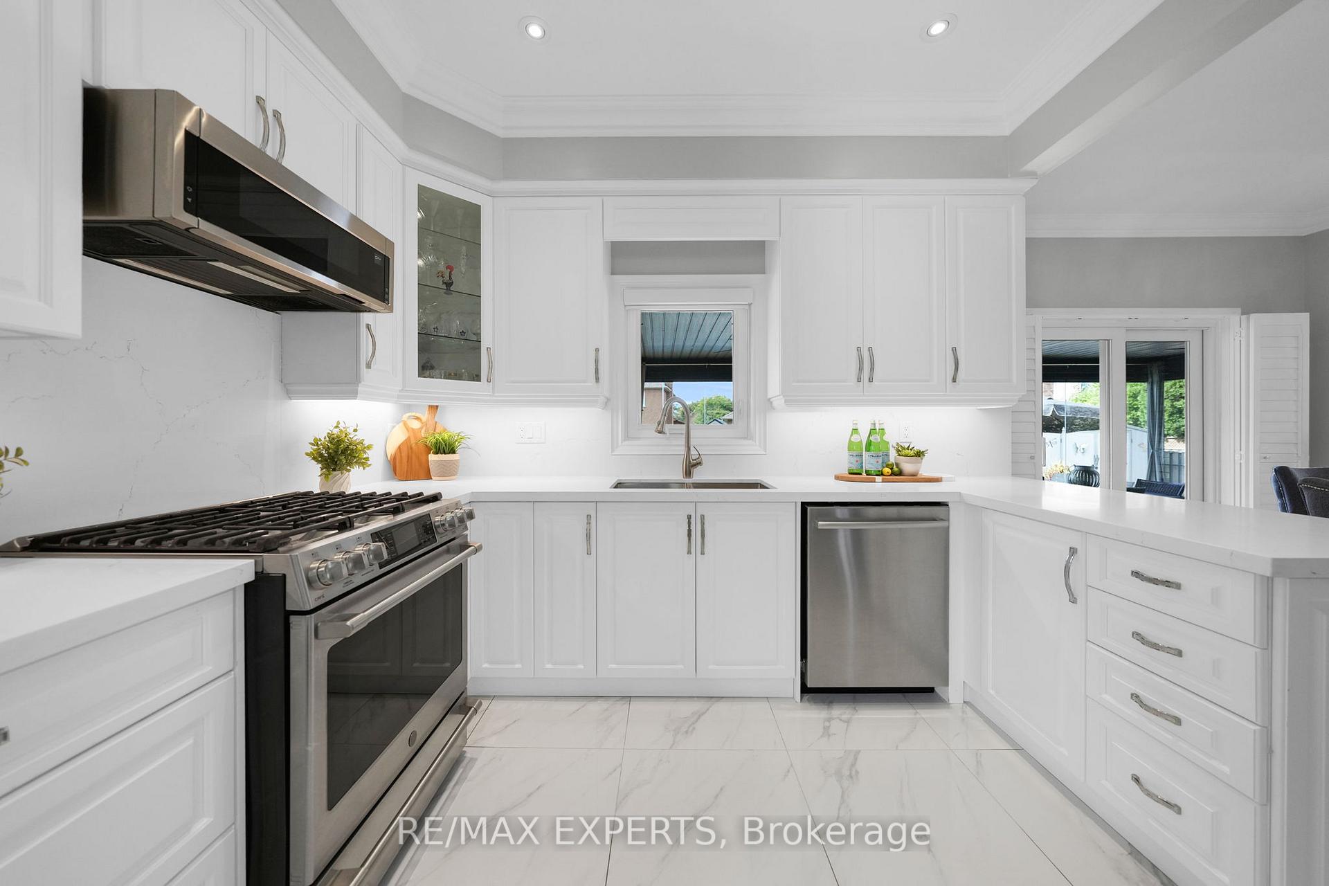 Photo 10 of 48 Curtiss Court, Vaughan, Maple — HOMEH
