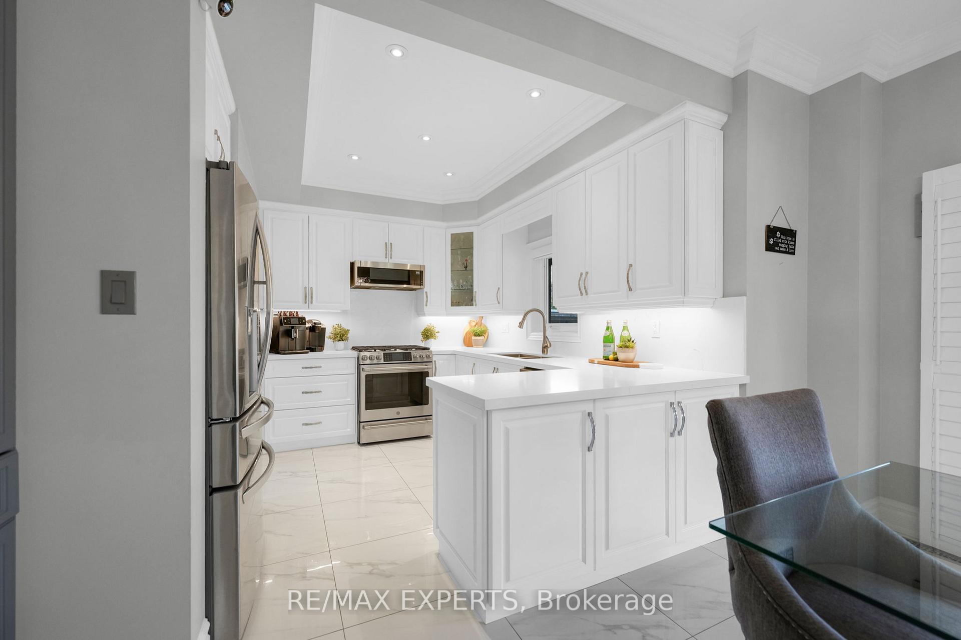 Photo 12 of 48 Curtiss Court, Vaughan, Maple — HOMEH