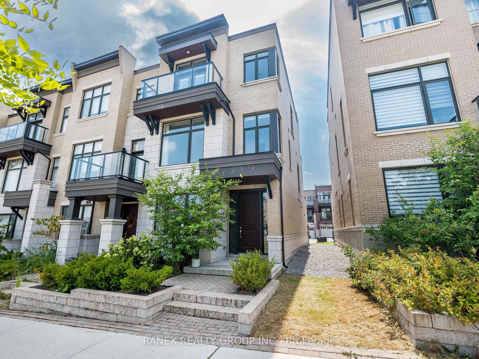 Photo 2 of 24 Heriot Place N, Vaughan, Patterson — HOMEH