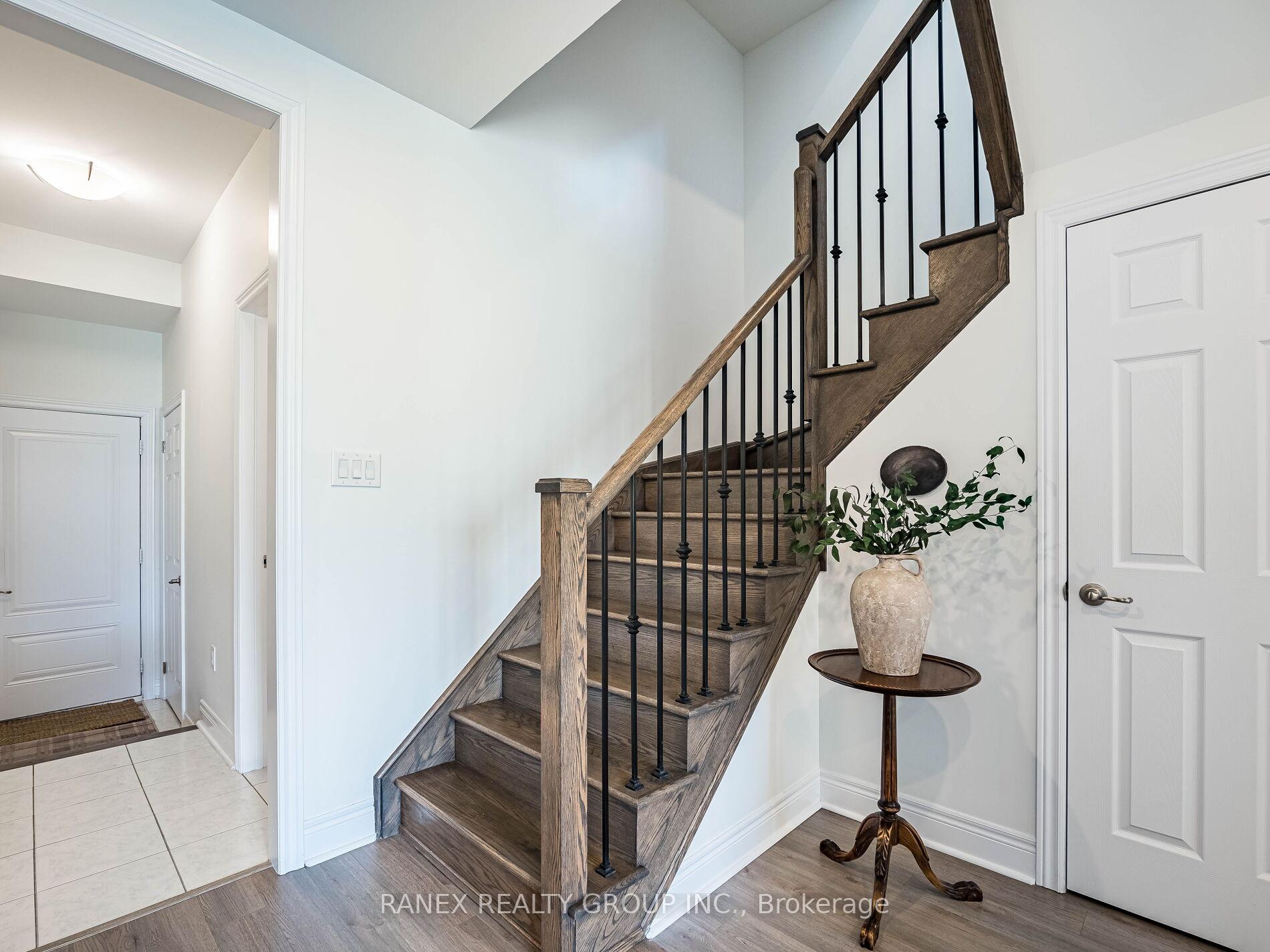 Photo 5 of 24 Heriot Place N, Vaughan, Patterson — HOMEH