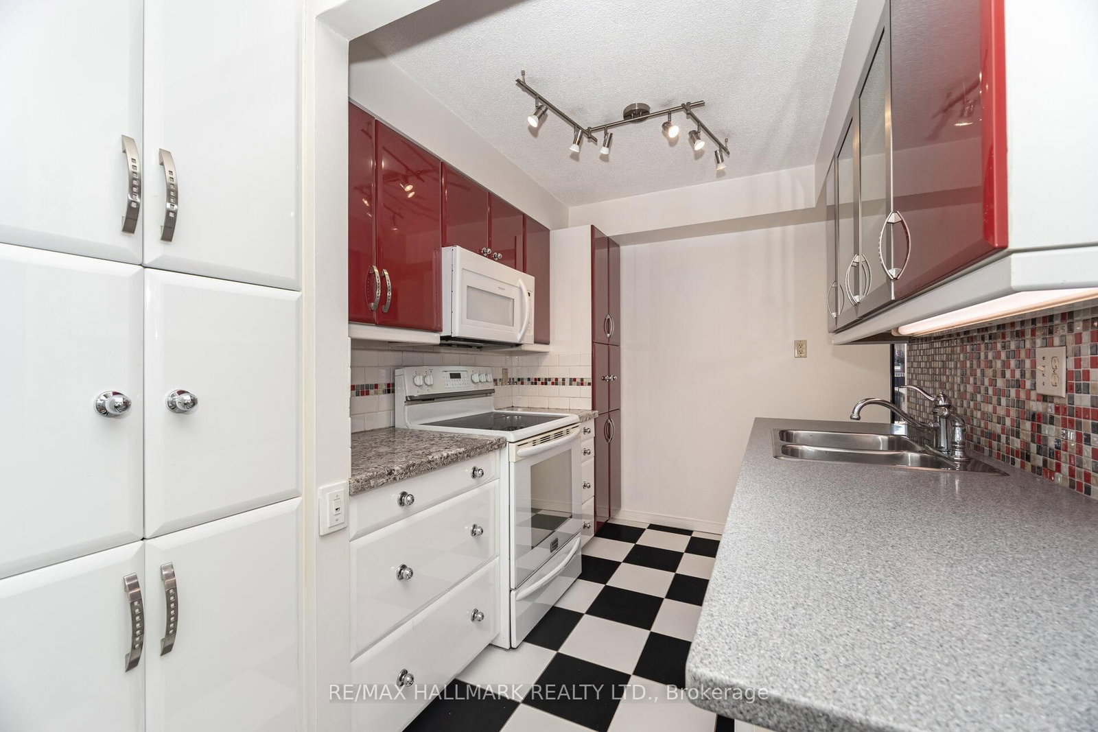 Photo 2 of Unit #10, 2112 Queen St E, Toronto, The Beaches — HOMEH