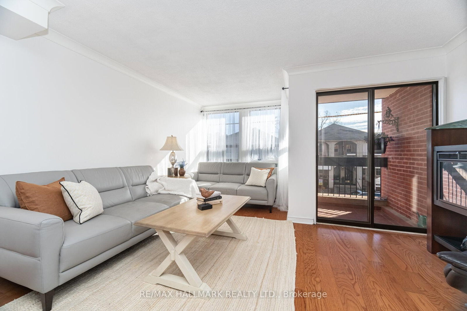 Photo 6 of Unit #10, 2112 Queen St E, Toronto, The Beaches — HOMEH