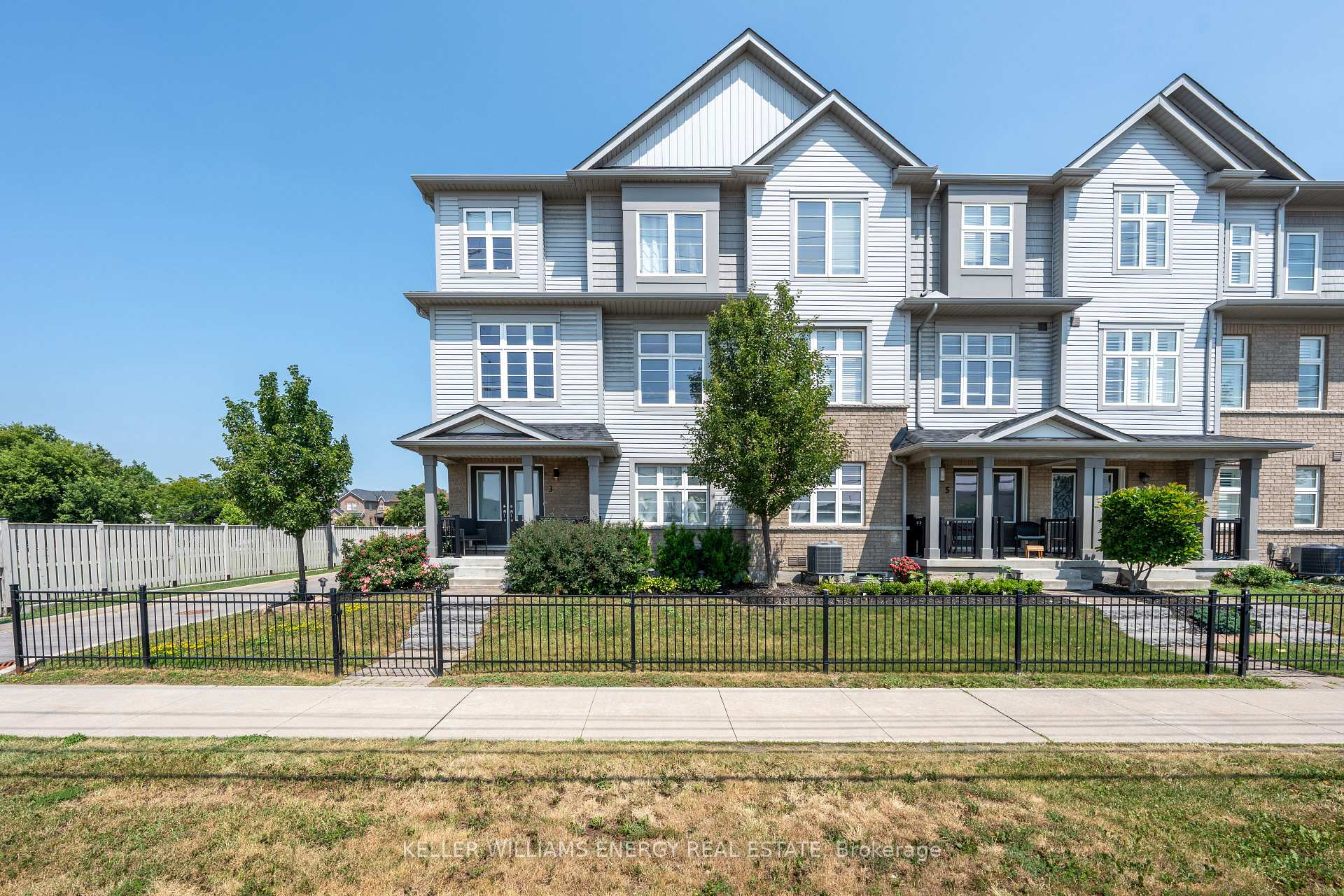 Photo 1 of 3 Cornerside Way, Whitby, Brooklin — HOMEH