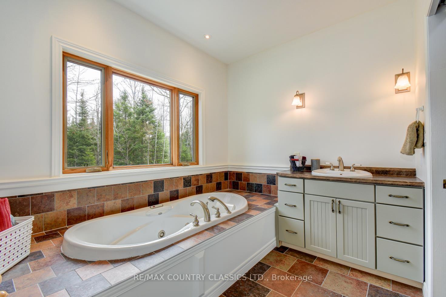 Photo 18 of 32 Nicklaus Drive, Bancroft, Bancroft Ward — HOMEH