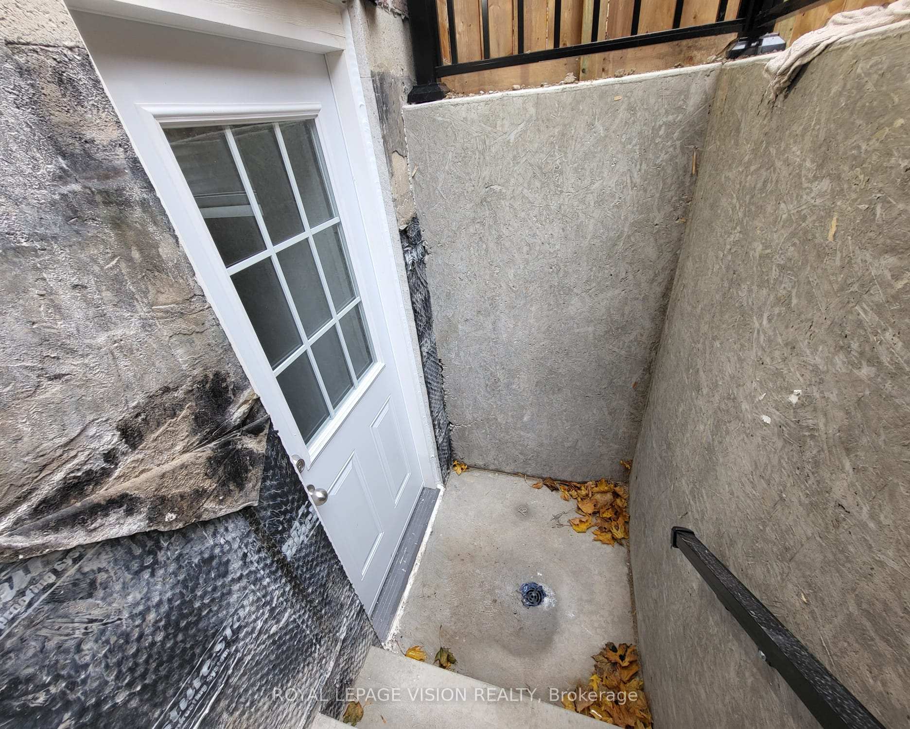 Photo 2 of 884 Sheppard Avenue, Pickering, Dunbarton — HOMEH
