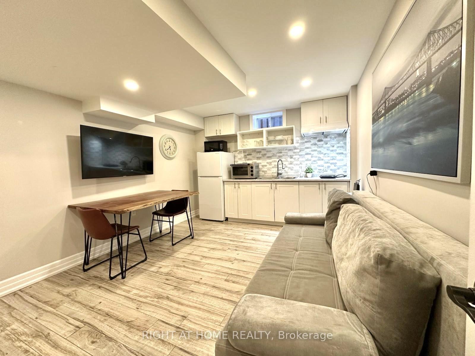 Photo 2 of 31 Redmond Drive, Vaughan, Patterson — HOMEH