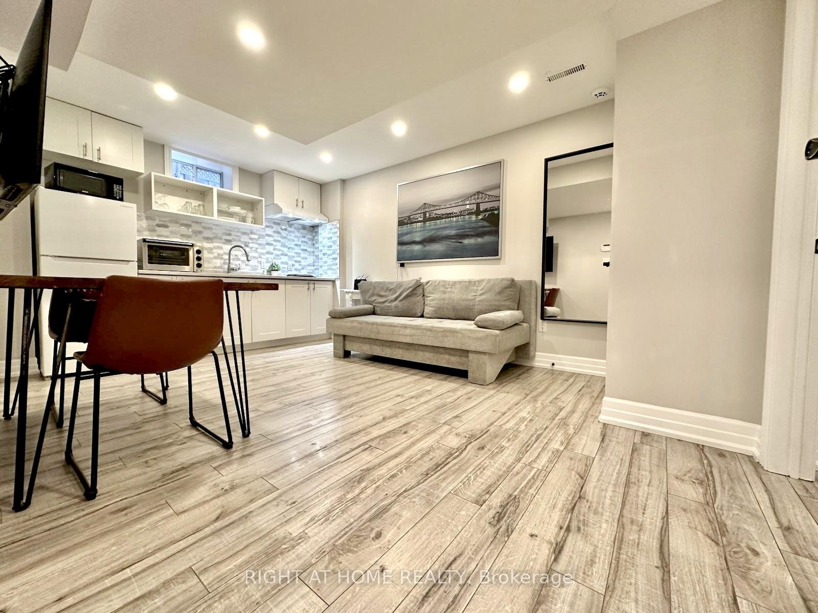 Photo 3 of 31 Redmond Drive, Vaughan, Patterson — HOMEH