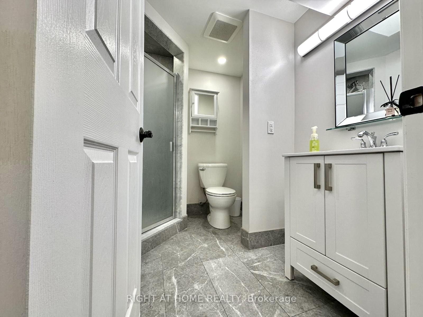 Photo 10 of 31 Redmond Drive, Vaughan, Patterson — HOMEH