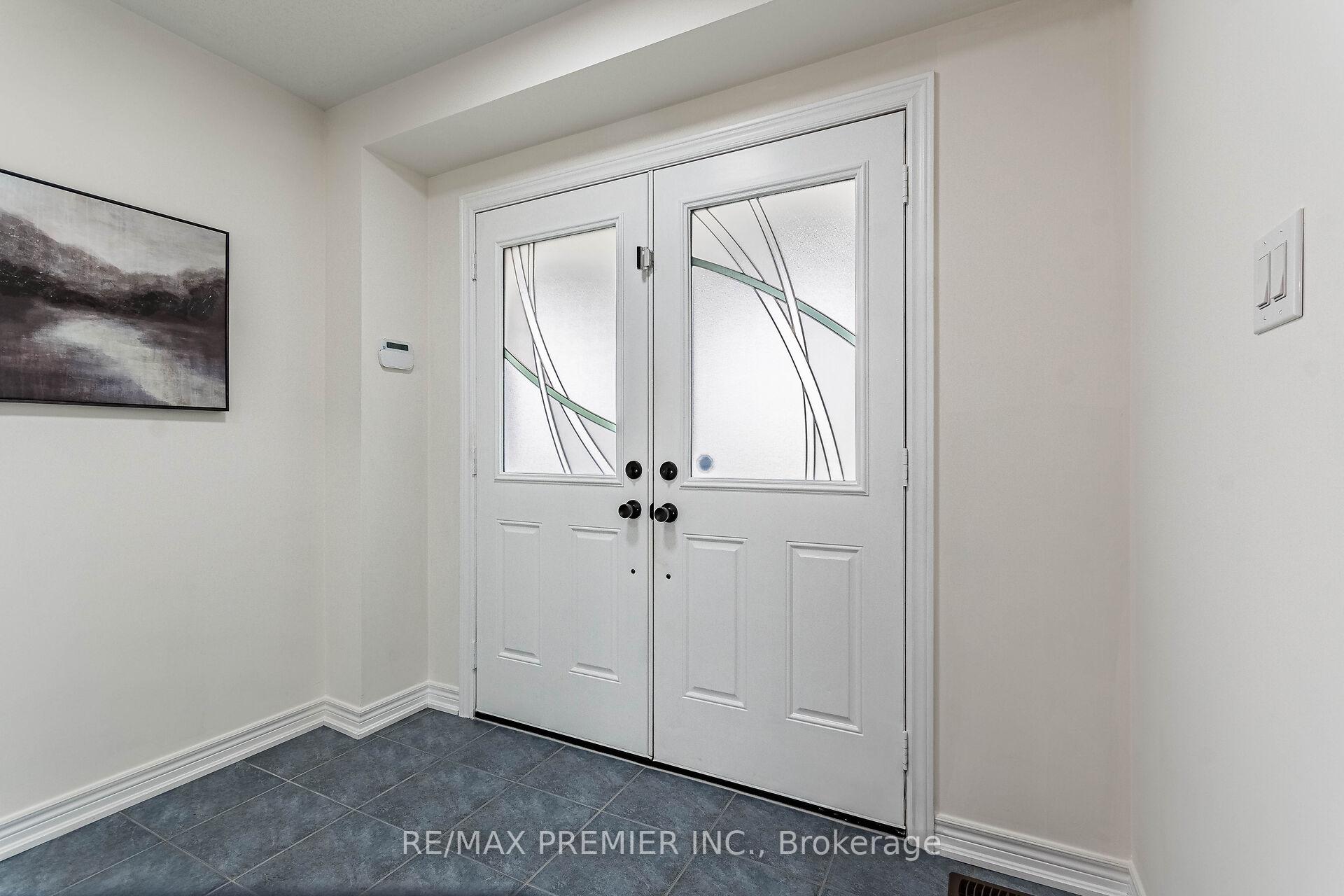 Photo 5 of 47 Barli Crescent, Vaughan, Patterson — HOMEH