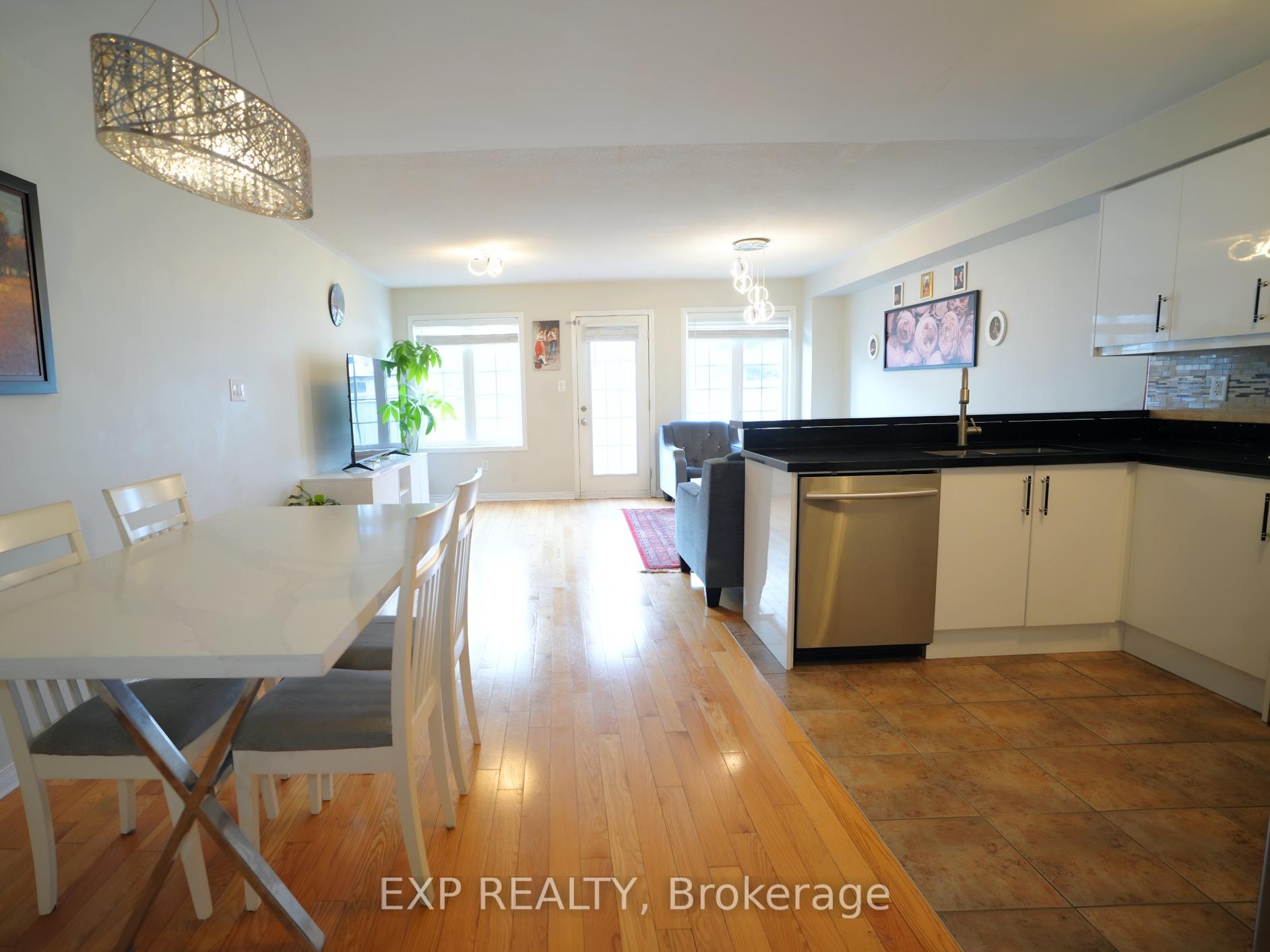 Photo 5 of 16 Coranto Way, Vaughan, Vellore Village — HOMEH