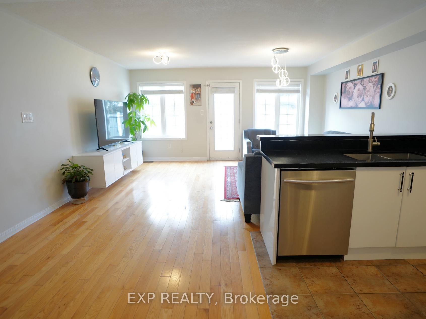 Photo 8 of 16 Coranto Way, Vaughan, Vellore Village — HOMEH