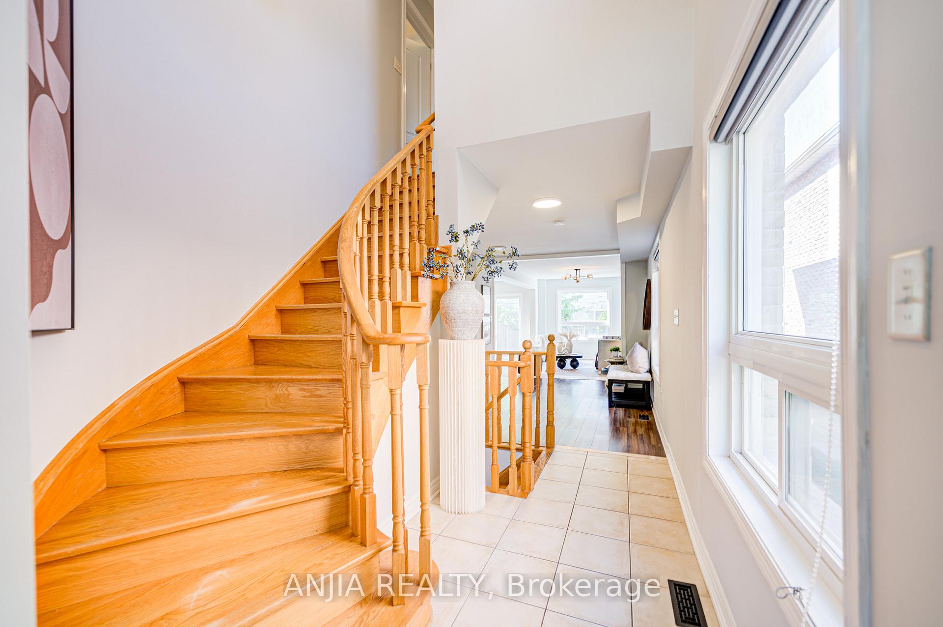 Photo 8 of 35 Martell Gate, Aurora, Bayview Northeast — HOMEH