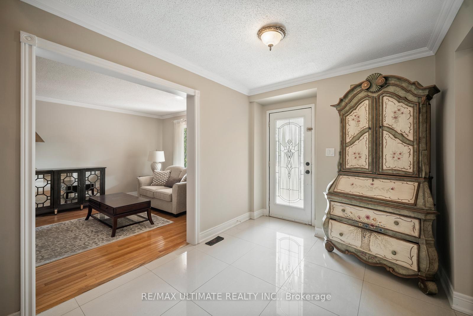 Photo 2 of 210 Ridgefield Crescent, Vaughan, Maple — HOMEH