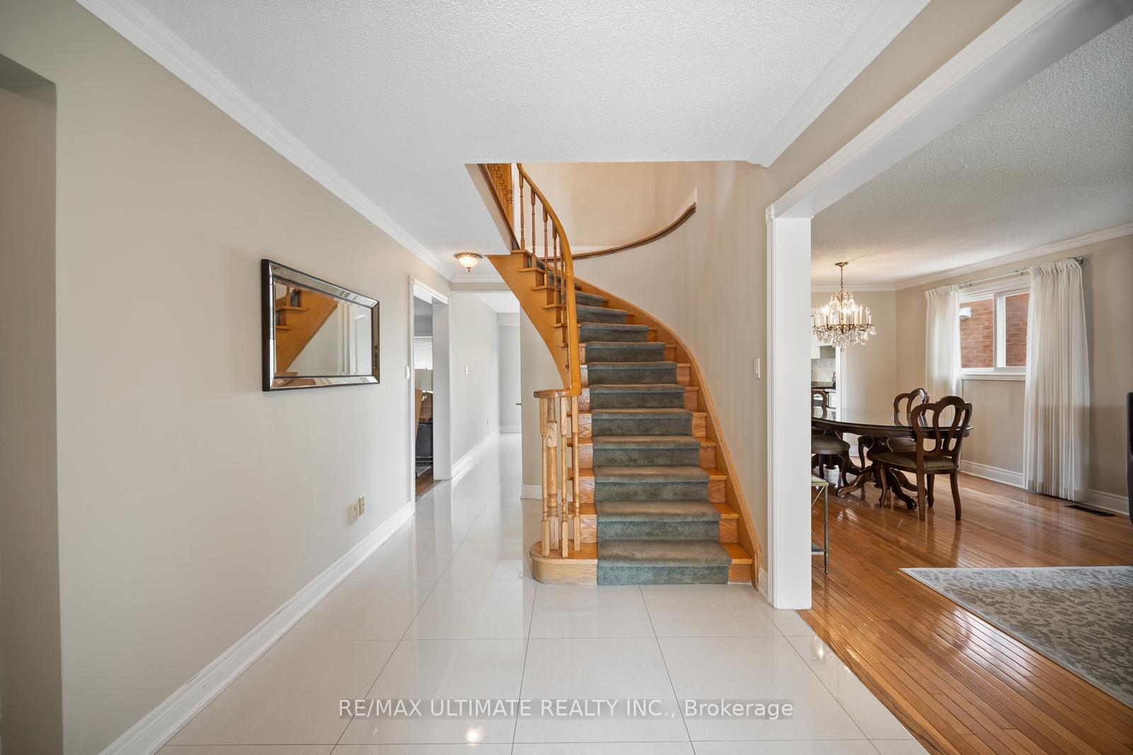 Photo 3 of 210 Ridgefield Crescent, Vaughan, Maple — HOMEH