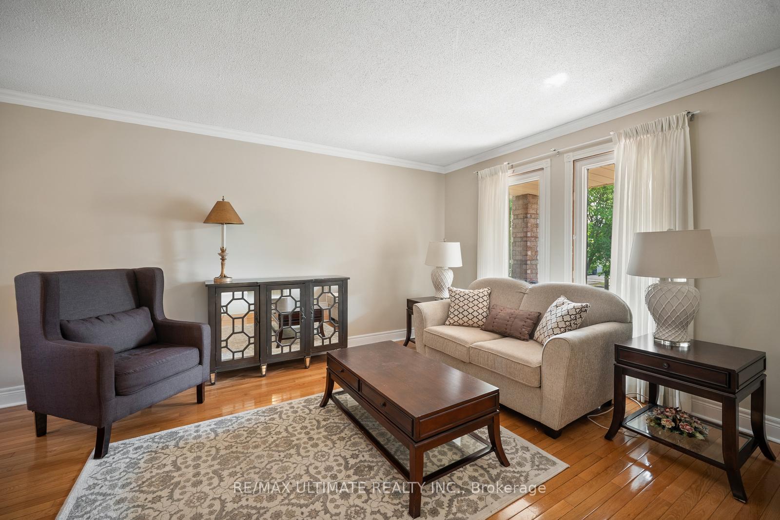 Photo 4 of 210 Ridgefield Crescent, Vaughan, Maple — HOMEH