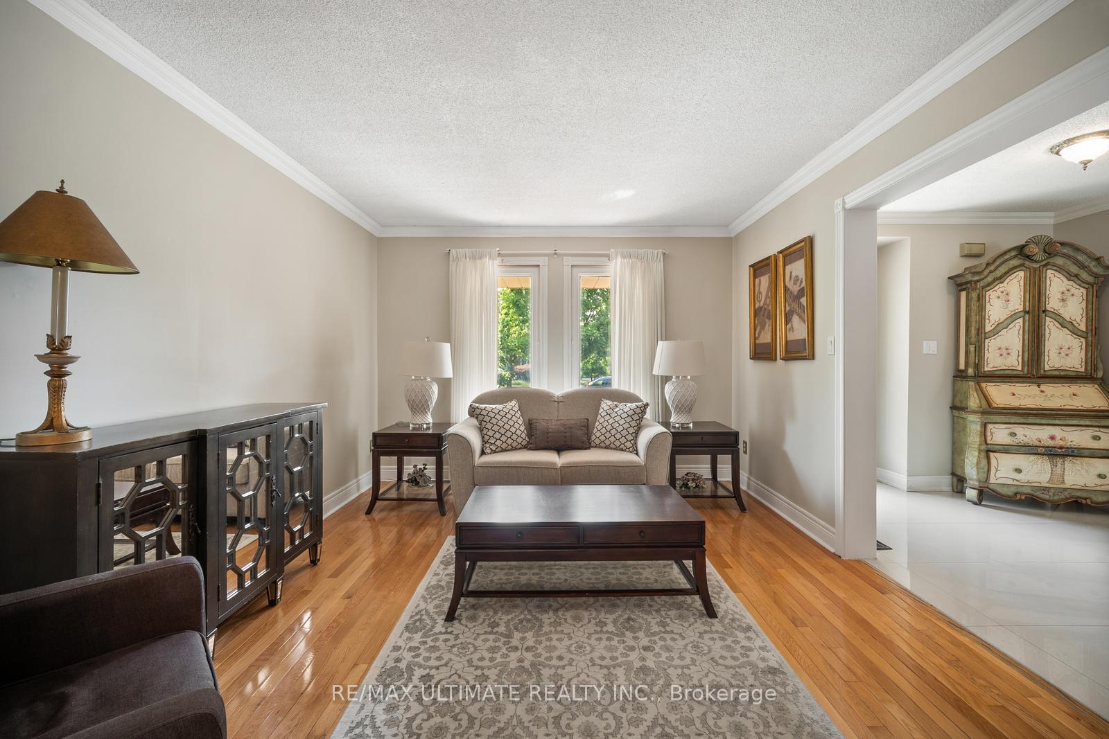 Photo 5 of 210 Ridgefield Crescent, Vaughan, Maple — HOMEH