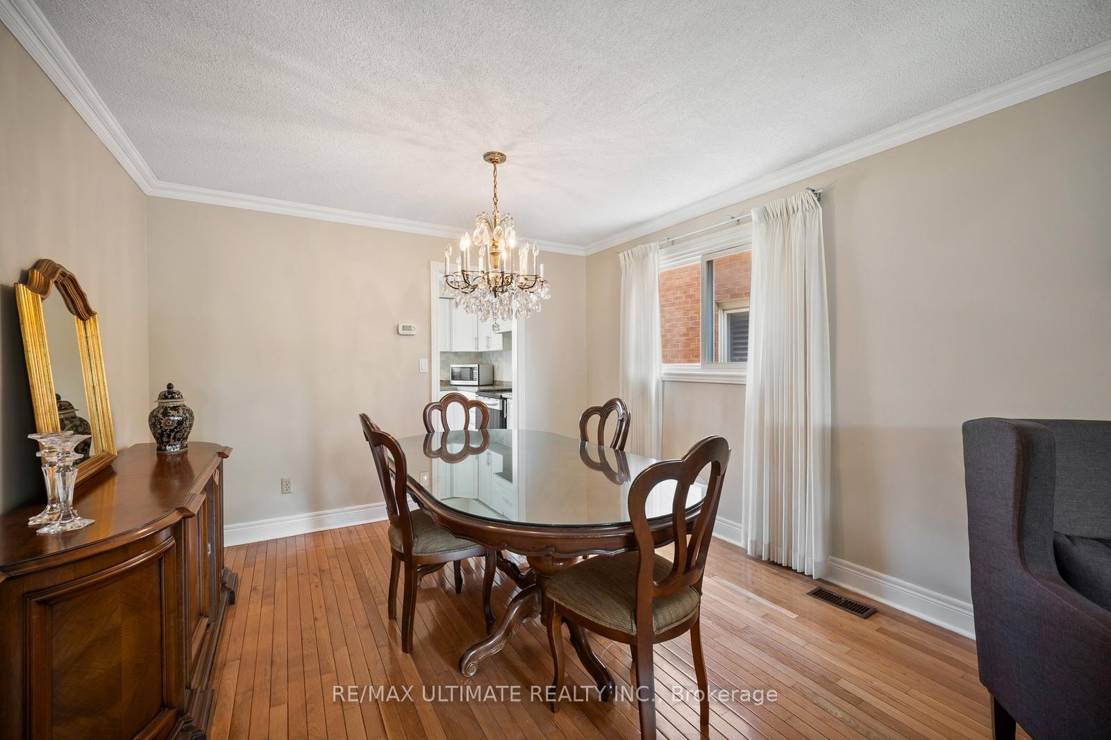 Photo 6 of 210 Ridgefield Crescent, Vaughan, Maple — HOMEH