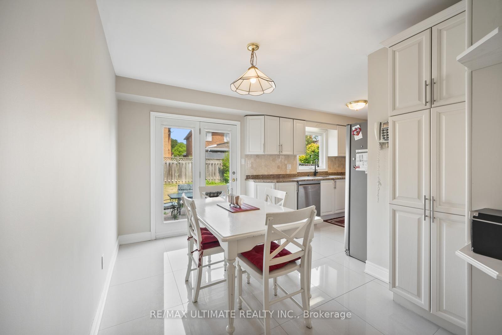 Photo 7 of 210 Ridgefield Crescent, Vaughan, Maple — HOMEH