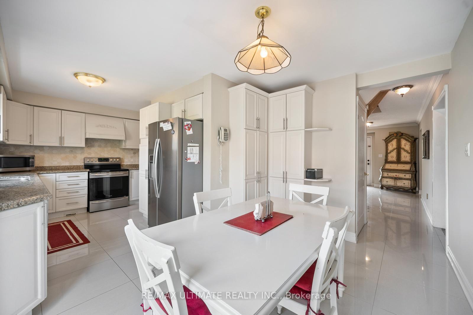 Photo 8 of 210 Ridgefield Crescent, Vaughan, Maple — HOMEH
