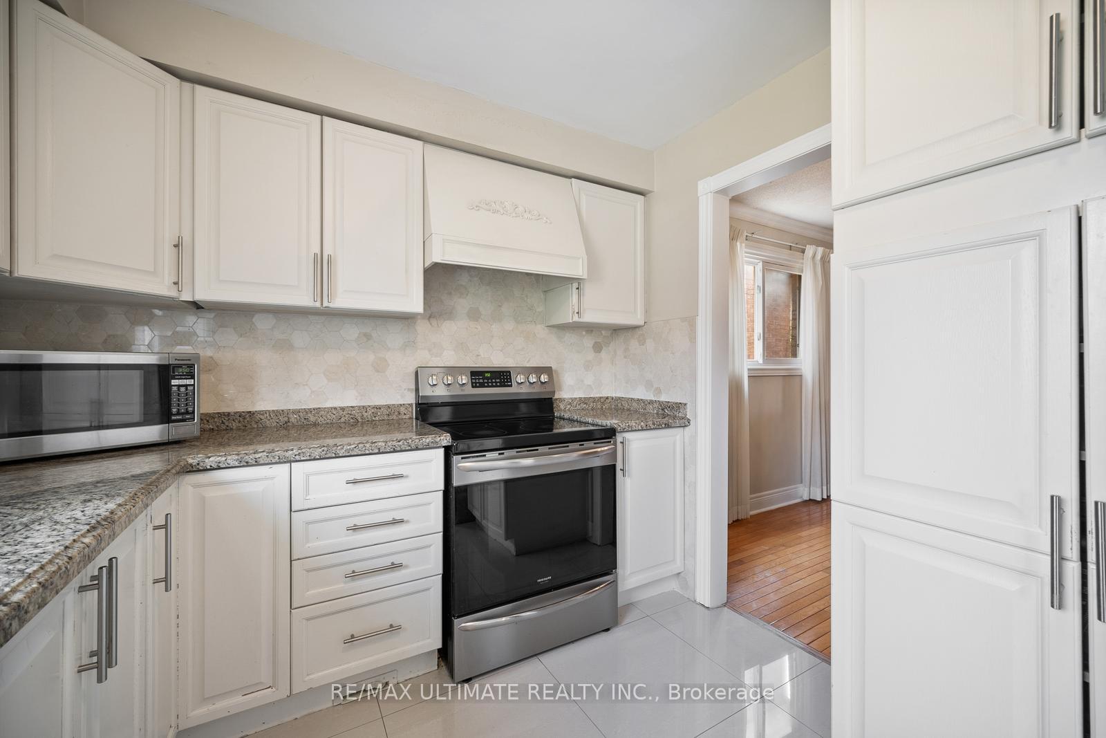 Photo 10 of 210 Ridgefield Crescent, Vaughan, Maple — HOMEH