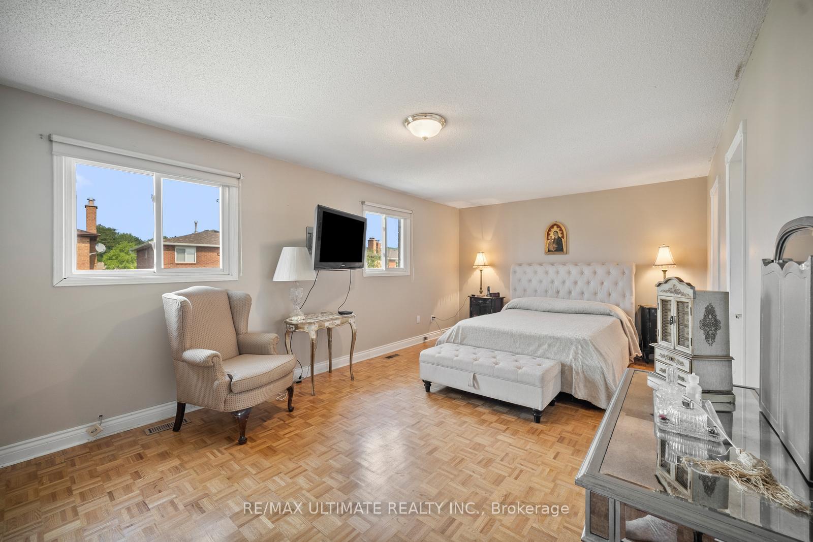 Photo 16 of 210 Ridgefield Crescent, Vaughan, Maple — HOMEH
