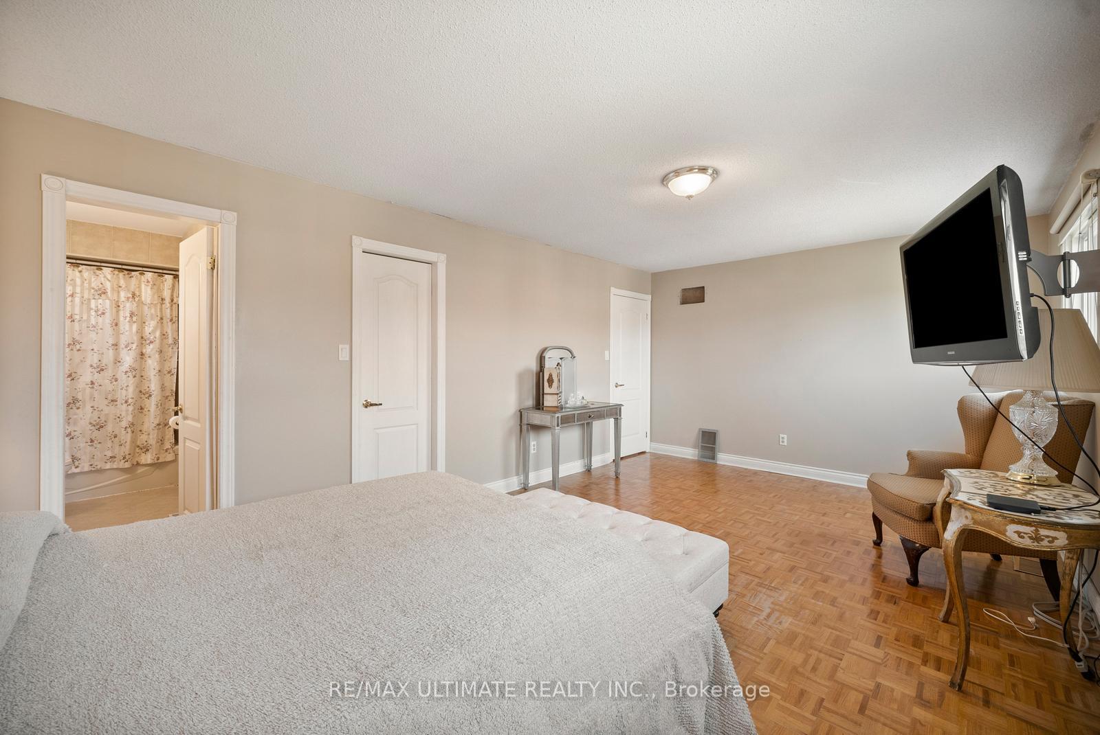 Photo 17 of 210 Ridgefield Crescent, Vaughan, Maple — HOMEH