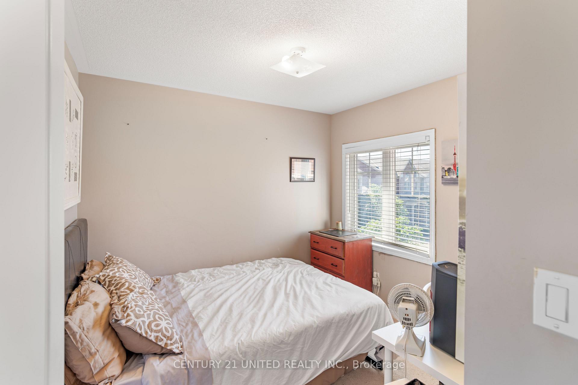 Photo 11 of 8 Lambdon Way, Whitby, Brooklin — HOMEH