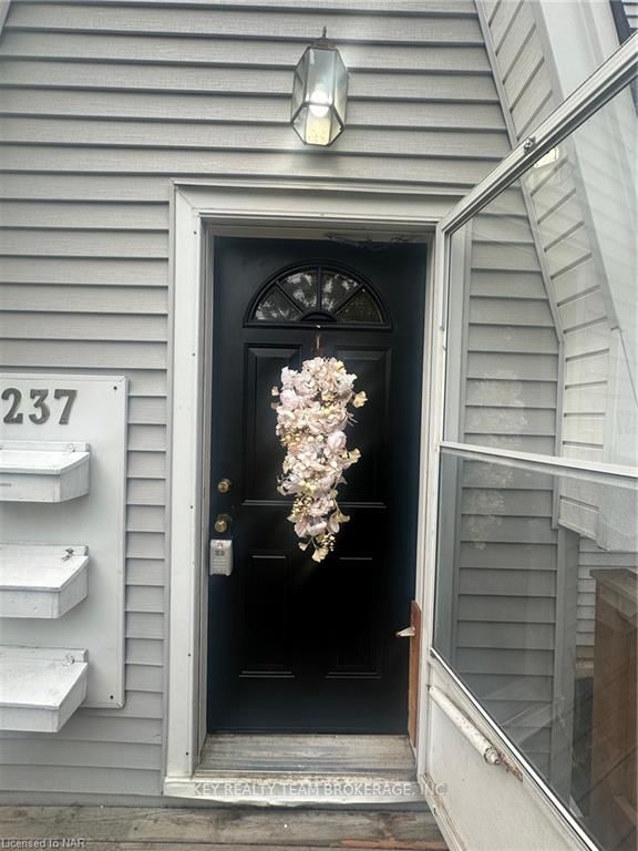 Front of 237 Wallace Avenue S