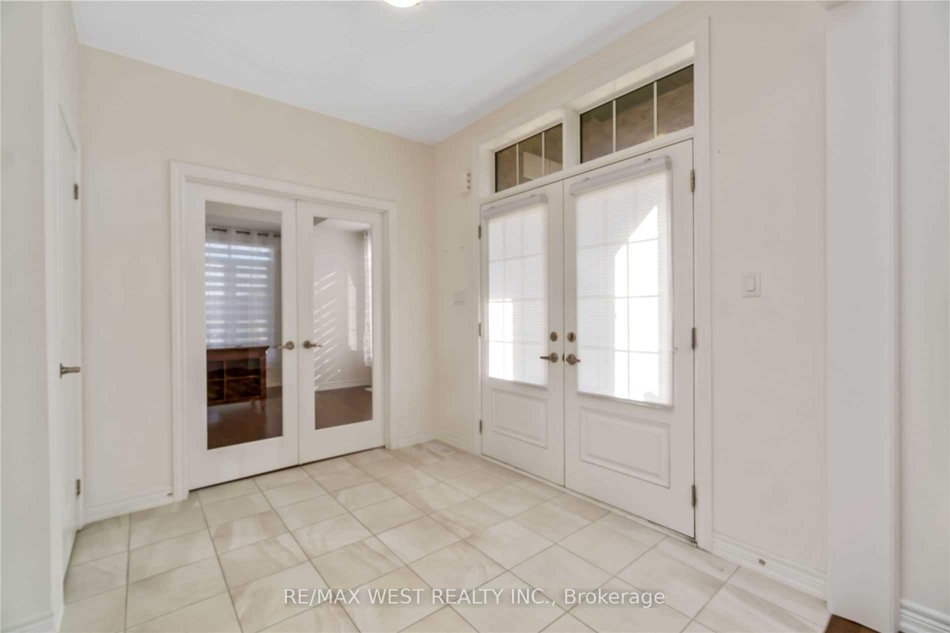 Photo 3 of 48 Boone Crescent, Vaughan, Kleinburg — HOMEH