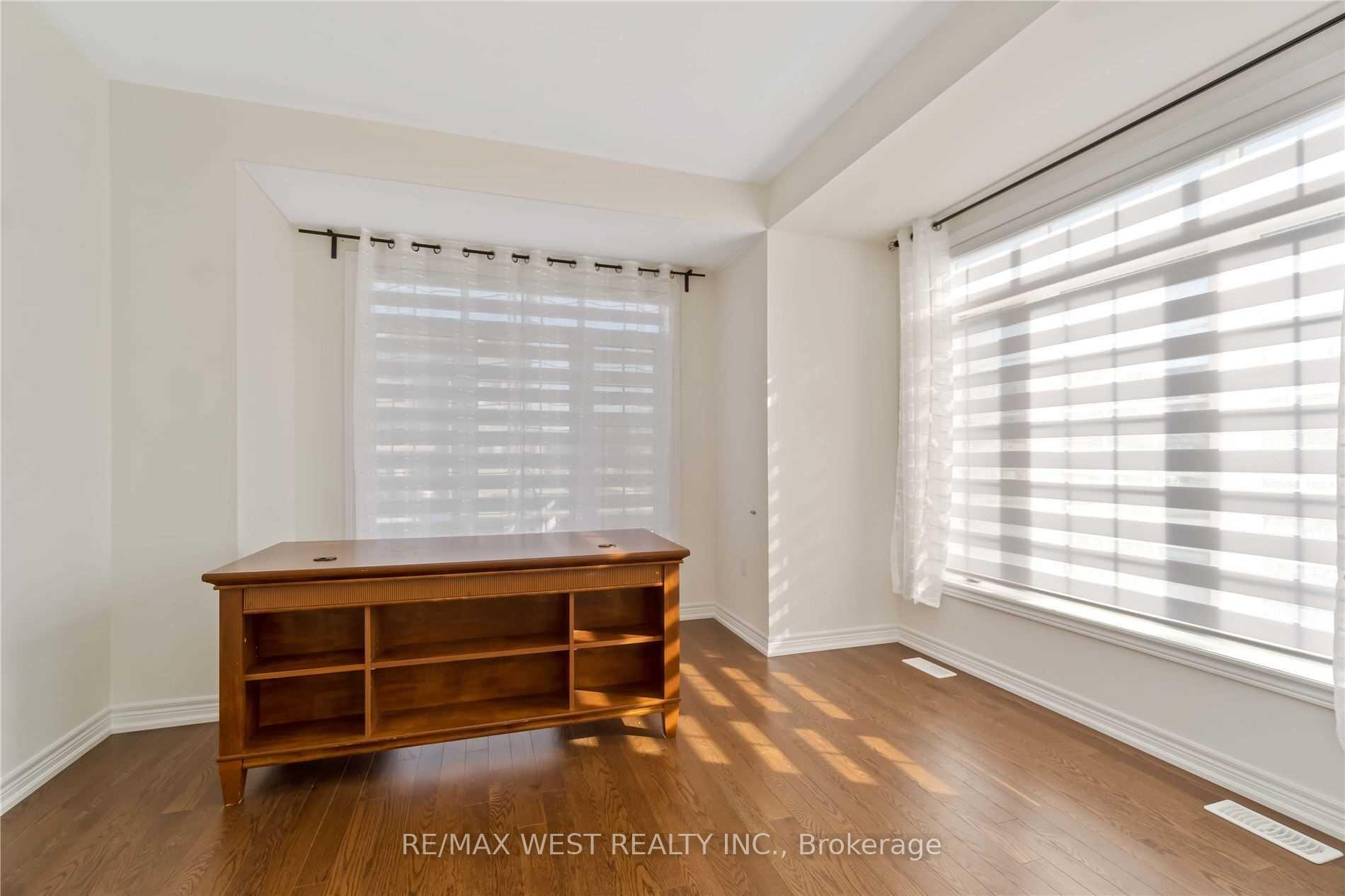 Photo 4 of 48 Boone Crescent, Vaughan, Kleinburg — HOMEH