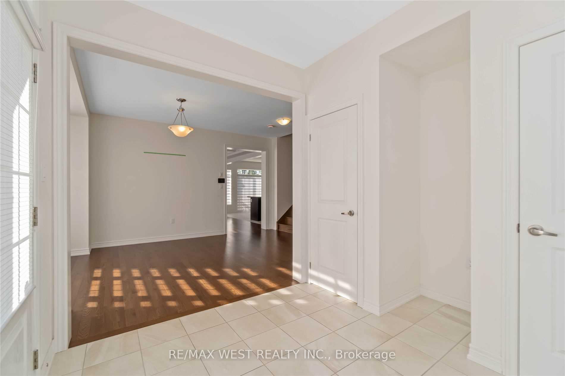 Photo 5 of 48 Boone Crescent, Vaughan, Kleinburg — HOMEH