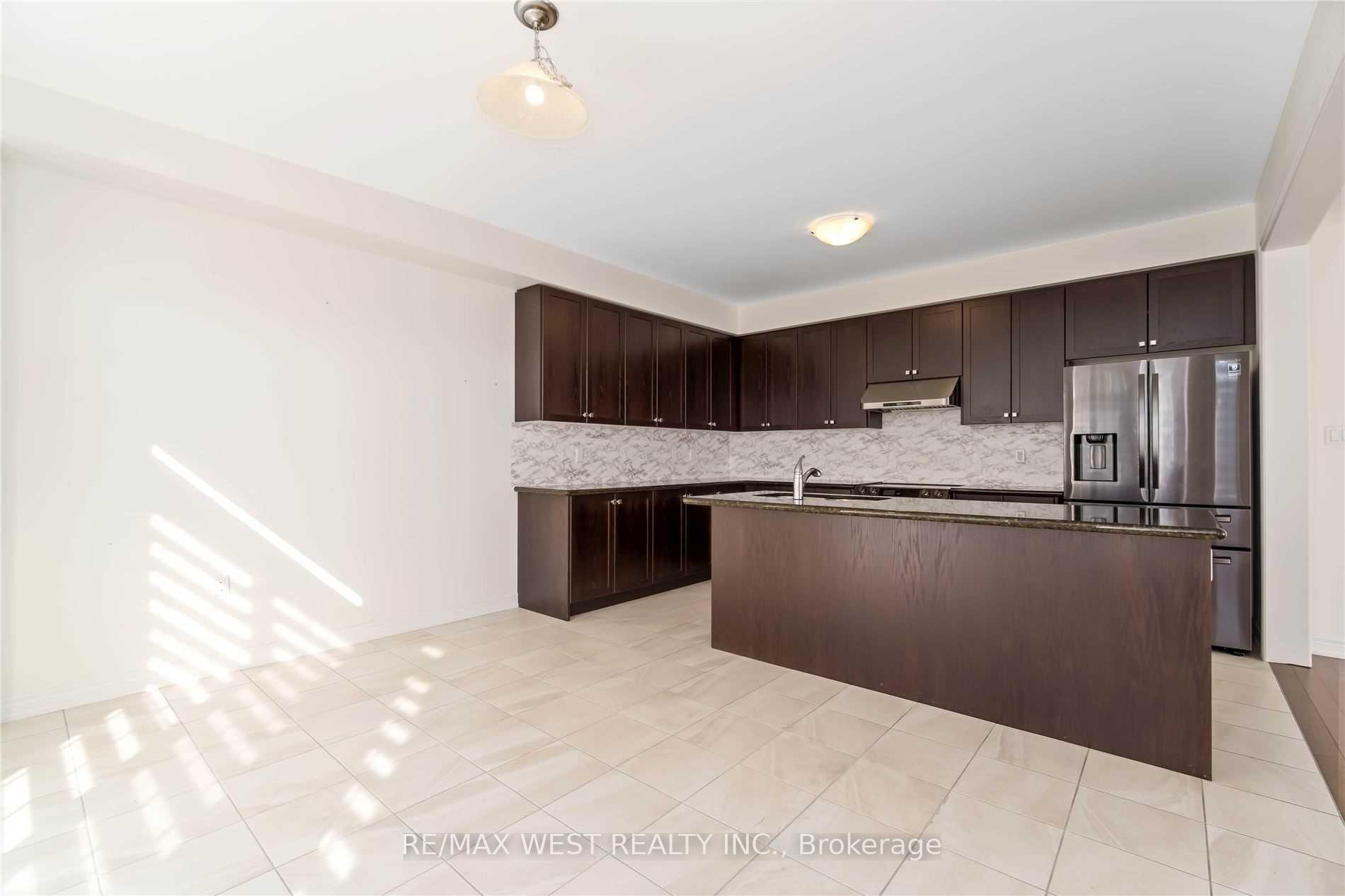 Photo 8 of 48 Boone Crescent, Vaughan, Kleinburg — HOMEH
