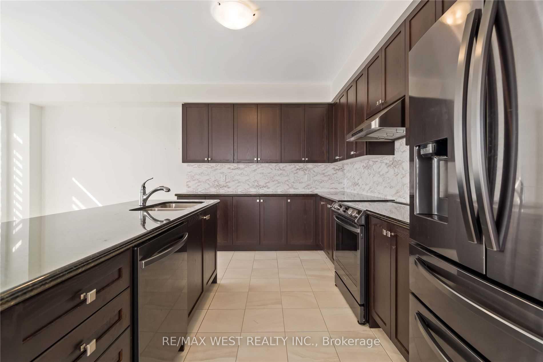 Photo 9 of 48 Boone Crescent, Vaughan, Kleinburg — HOMEH