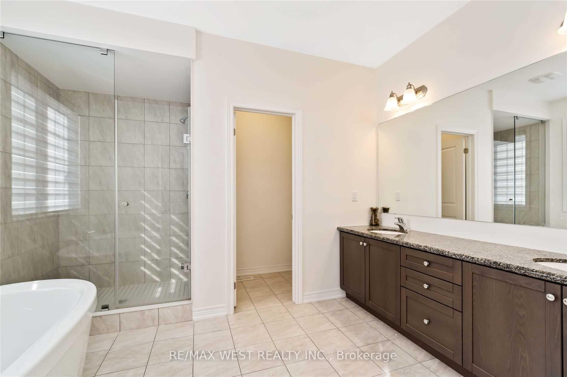 Photo 16 of 48 Boone Crescent, Vaughan, Kleinburg — HOMEH
