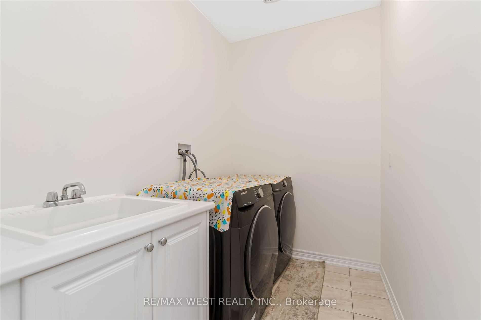 Photo 24 of 48 Boone Crescent, Vaughan, Kleinburg — HOMEH