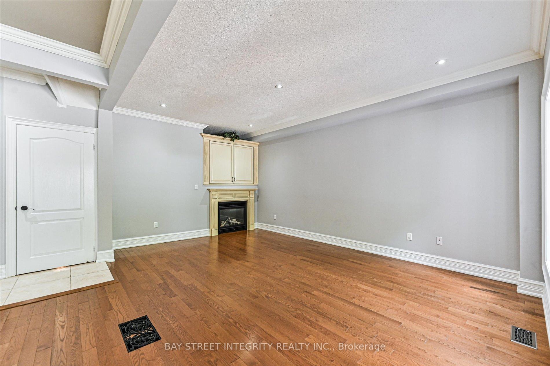Photo 9 of 71 Nevada Crescent, Vaughan, Rural Vaughan — HOMEH