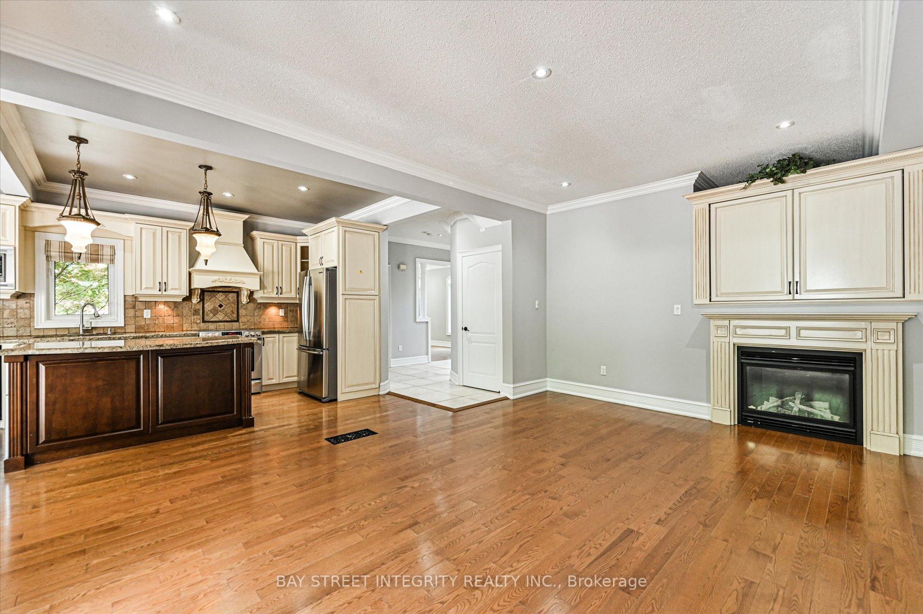 Photo 10 of 71 Nevada Crescent, Vaughan, Rural Vaughan — HOMEH