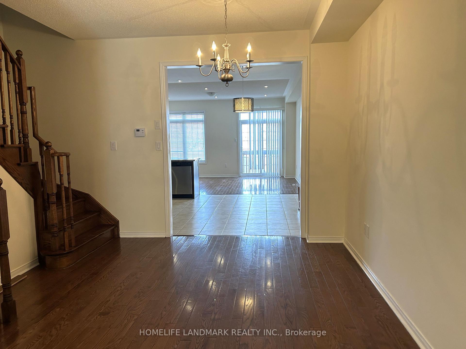 Photo 3 of 8 Spruce Pine Crescent, Vaughan, Patterson — HOMEH