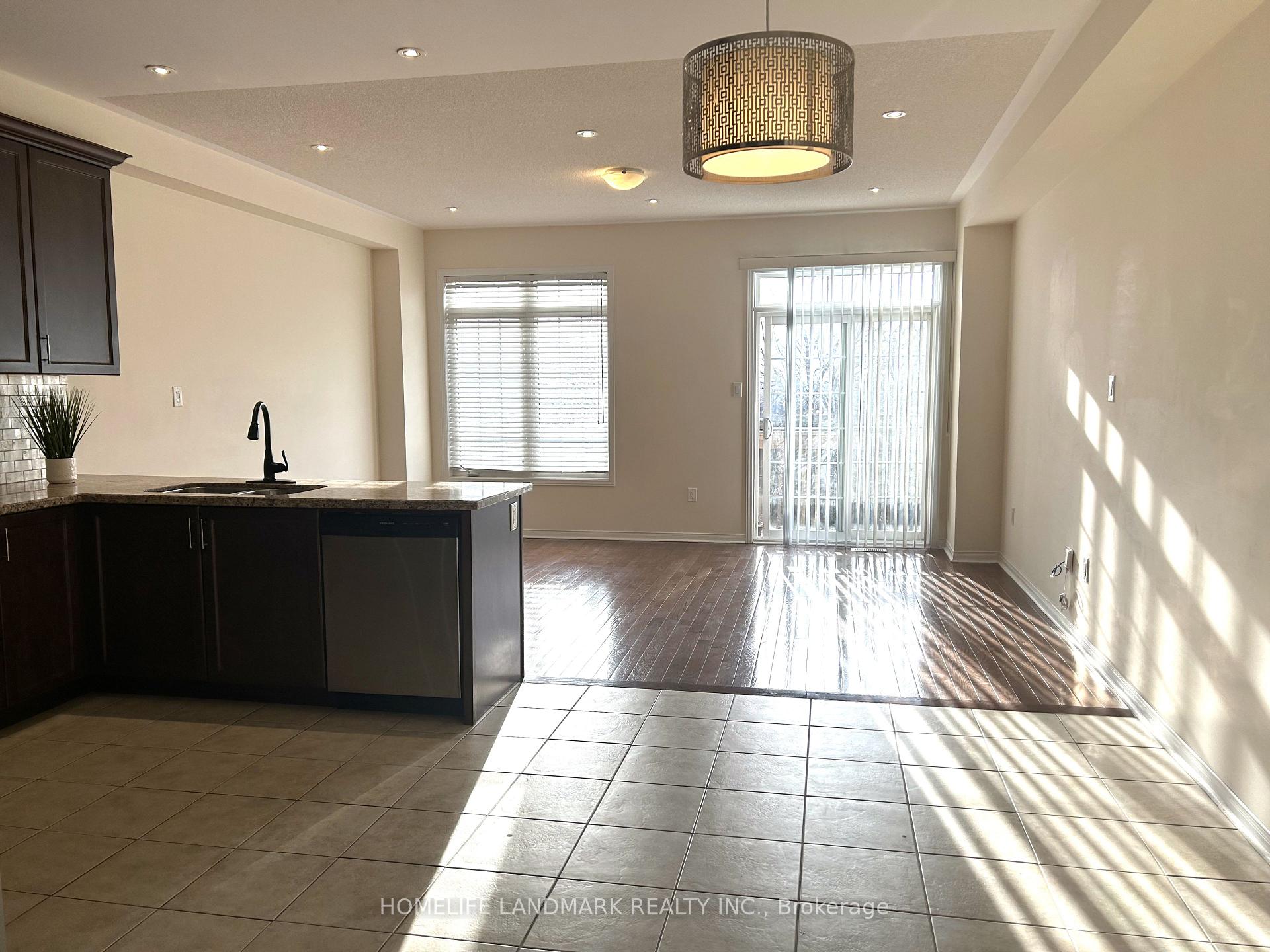 Photo 4 of 8 Spruce Pine Crescent, Vaughan, Patterson — HOMEH