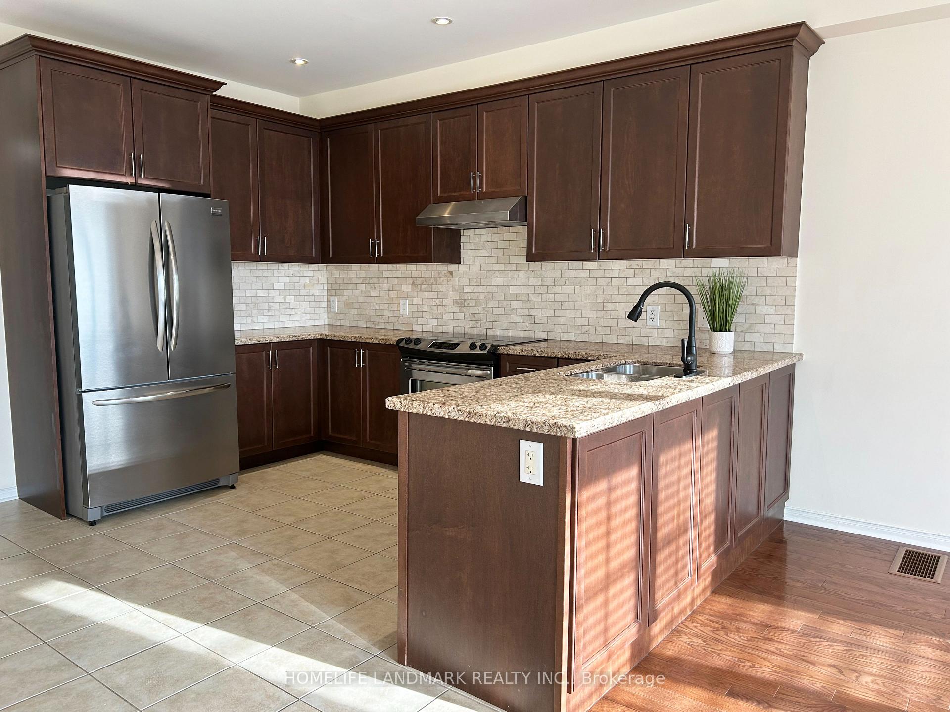 Photo 5 of 8 Spruce Pine Crescent, Vaughan, Patterson — HOMEH