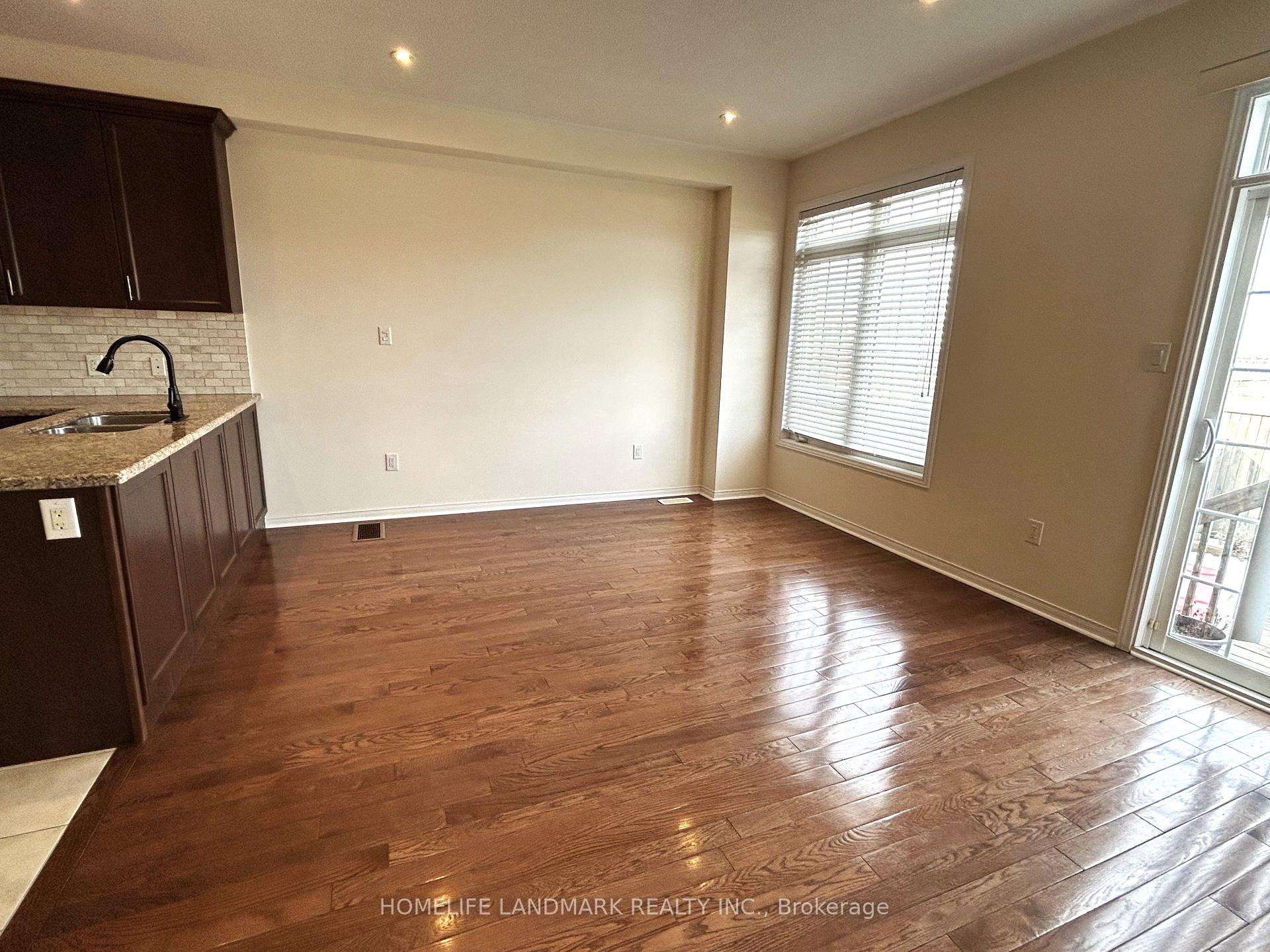 Photo 6 of 8 Spruce Pine Crescent, Vaughan, Patterson — HOMEH