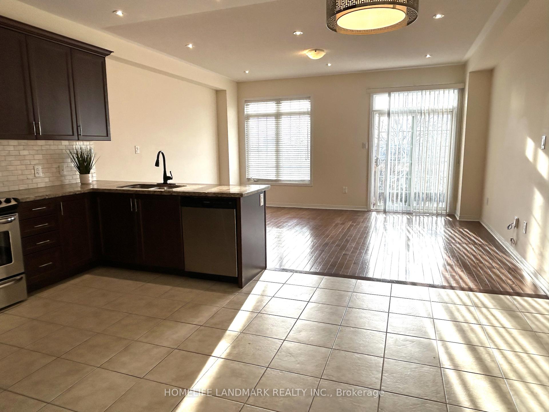 Photo 7 of 8 Spruce Pine Crescent, Vaughan, Patterson — HOMEH