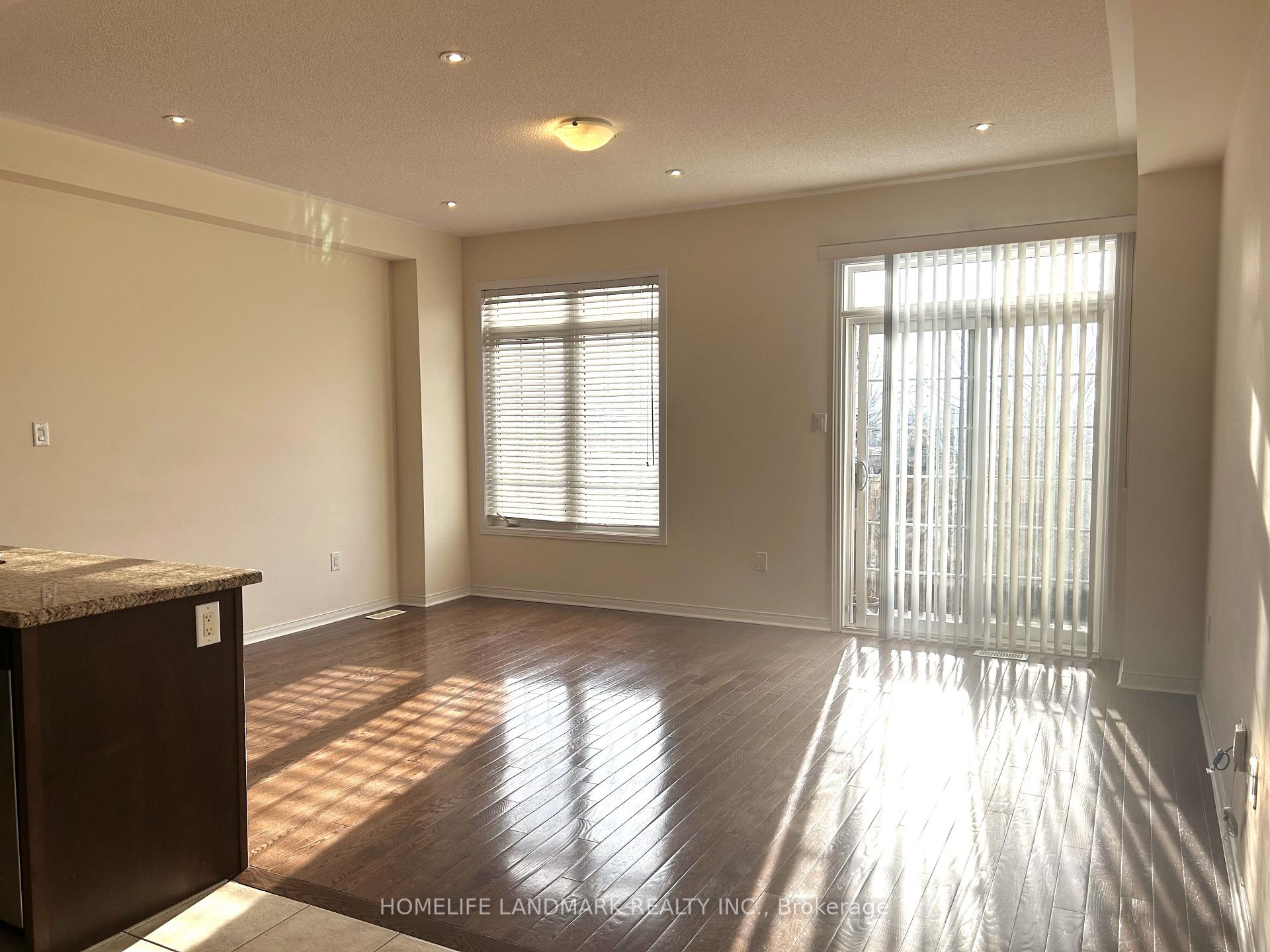 Photo 8 of 8 Spruce Pine Crescent, Vaughan, Patterson — HOMEH