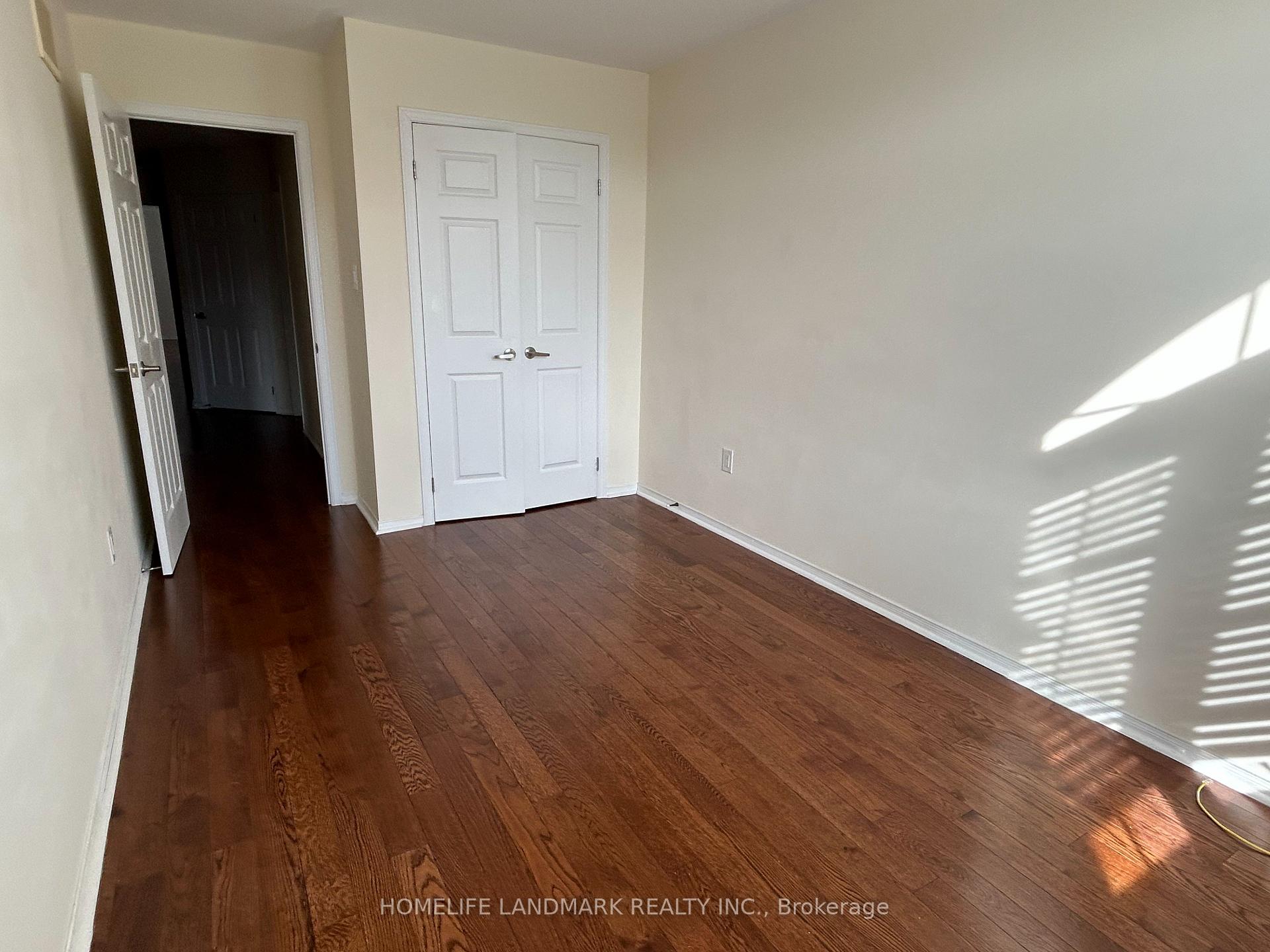 Photo 9 of 8 Spruce Pine Crescent, Vaughan, Patterson — HOMEH