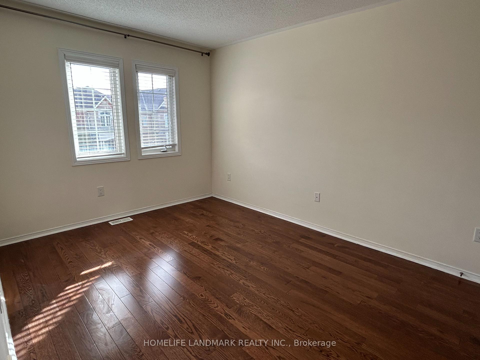 Photo 13 of 8 Spruce Pine Crescent, Vaughan, Patterson — HOMEH