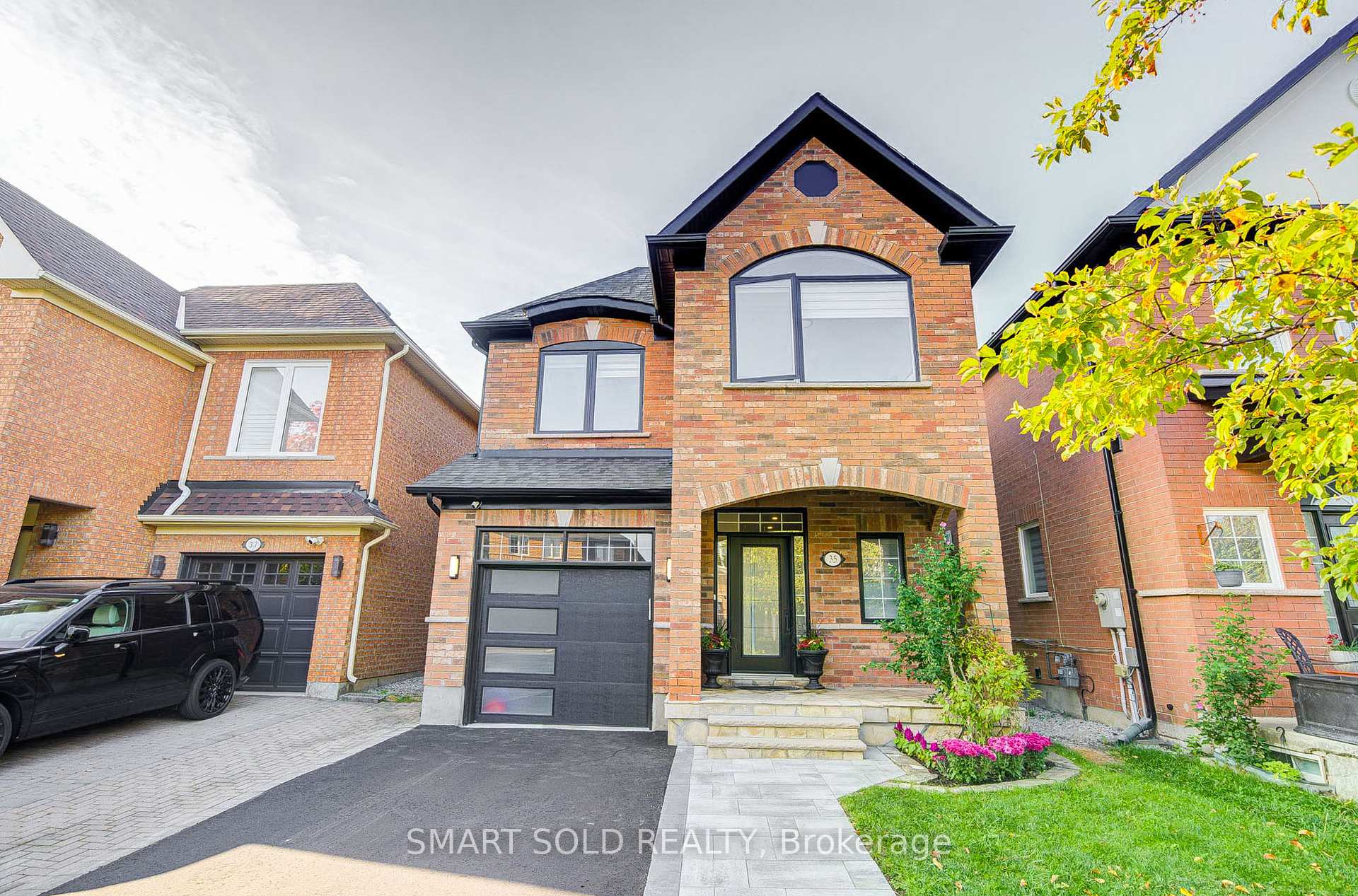 Photo 2 of 35 Bentoak Crescent, Vaughan, Patterson — HOMEH