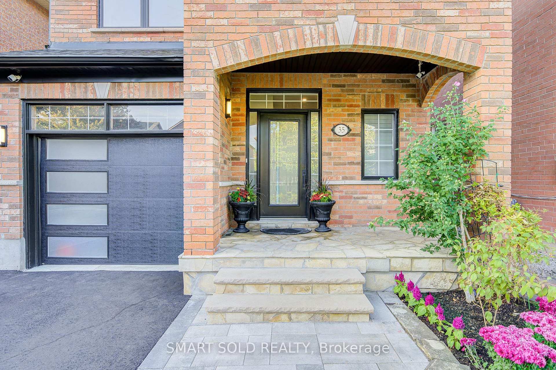 Photo 6 of 35 Bentoak Crescent, Vaughan, Patterson — HOMEH