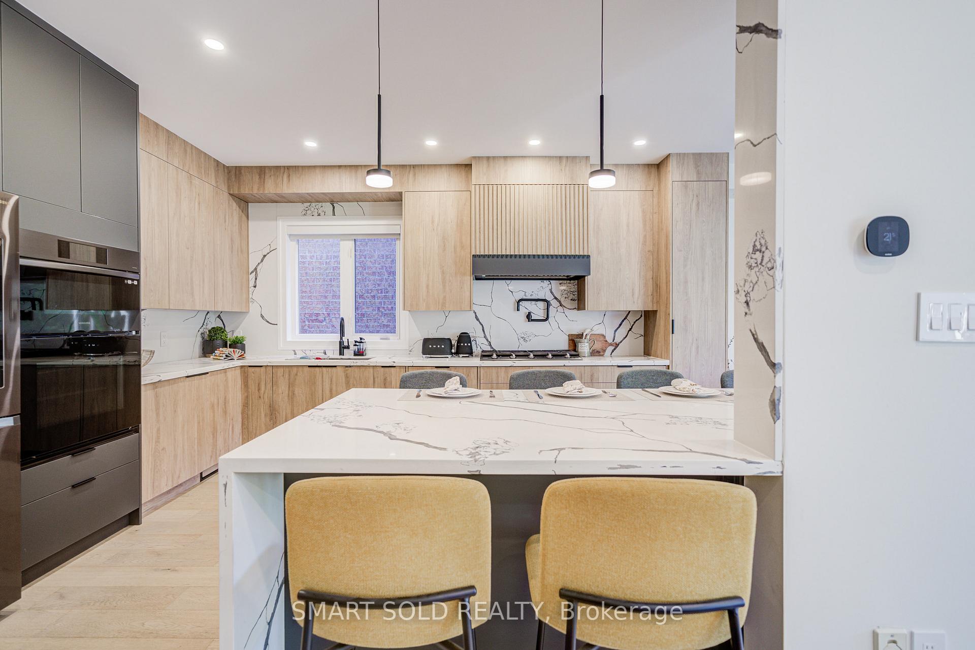 Photo 13 of 35 Bentoak Crescent, Vaughan, Patterson — HOMEH